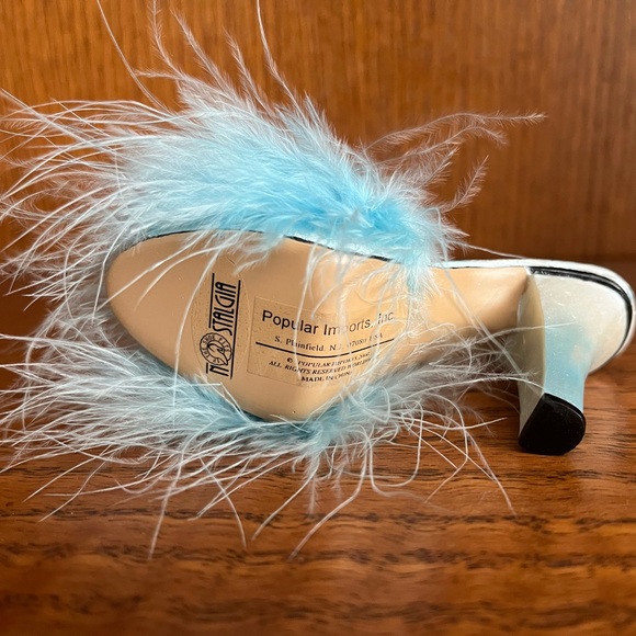 Nostalgia Blue Feather Sandal Figurine - Picture 4 of 5
